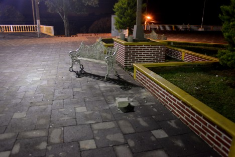 Luego de que los granaderos liberaran y trasladaran a José N a la ciudad de Xalapa, en el parque de este municipio quedaron las huellas de la batalla que se dio entre pobladores y elementos de la Fuerza Civil, SSP, Gendarmería y policía municipal quienes finalmente lograron liberar al asesino.