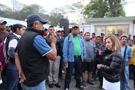 La candidata a la Alcaldía de Xalapa por la alianza PAN -PRD, Ana Miriam Ferráez, se reunió esta mañana con trabajadores de Limpia Pública municipal, quienes le solicitaron que de llegar a la Alcaldía, no privaticer el servicio. 