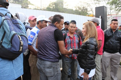 La candidata a la Alcaldía de Xalapa por la alianza PAN -PRD, Ana Miriam Ferráez, se reunió esta mañana con trabajadores de Limpia Pública municipal, quienes le solicitaron que de llegar a la Alcaldía, no privaticer el servicio.  La duda es: ¿No está prohibido hacer proselitismo en espacios de gobierno? ¿o si es de un partido diferente al que está en el poder?