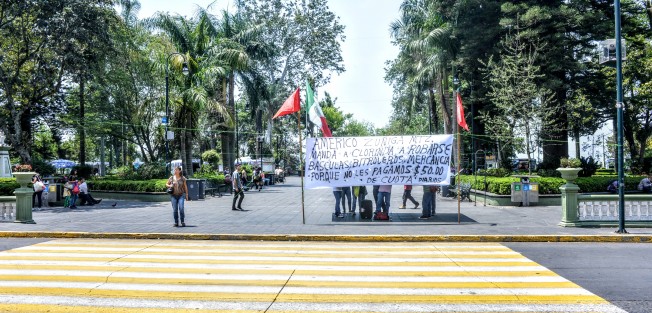 Pese a que por ley el comercio informal está prohibido, estos comerciantes se quejan porque aseguran que inspectores les cobran cuotas por dejarlos infringir el reglamento. ¿Exigen inspectores que los retiren sin cobrarles cuota? 
