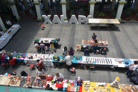 En apoyo a quienes se autoemplean sin caer en la informalidad, el ayuntamiento de Xalapa realiza en el pato del Palacio de Gobierno, una expoventa con productos para regalar este 10 de Mayo. 