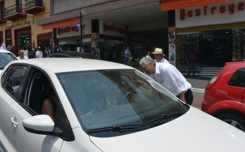 El candidato de Morena a la alcaldía de Xalapa, Hipólito Rodíguez, caminó por las calles del centro histórico, a diferencia de otros, candidatos sin tanta parafernalia, y posteriormente abordó un taxi para ir a otro punto de ciudad para realizar otro recorrido. Anunció que el sábado viene el AMLO. 