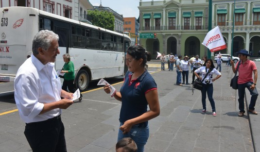 El candidato de Morena a la alcaldía de Xalapa, Hipólito Rodíguez, caminó por las calles del centro histórico, a diferencia de otros, candidatos sin tanta parafernalia, y posteriormente abordó un taxi para ir a otro punto de ciudad para realizar otro recorrido. Anunció que el sábado viene el AMLO.  