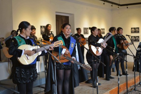 Con la presentación en el Centro Recreativo Xalapeño de la Tuna Femenil de la Universidad Veracruzana este domingo, con el Concierto de Rondas y Canciones,el Ayuntamiento de Xalapa inició una serie de actividades para festejar a las mamás xalapeñas. 