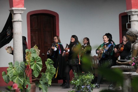 Con la presentación en el Centro Recreativo Xalapeño de la Tuna Femenil de la Universidad Veracruzana este domingo, con el Concierto de Rondas y Canciones,el Ayuntamiento de Xalapa inició una serie de actividades para festejar a las mamás xalapeñas. 