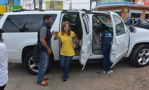 Conservando la imagen de las campañas tradicionales donde el candidato llega a las colonias en su vehículo de campaña, a pedir el voto de los ciudadanos en un ambiente de banderolas del PAN y PRD, Ana Miriam Ferraez llegó hasta la calle de Pípila cargada de playeras, gorras, pulseras y demás promocionales para ganar simpatías de los votantes.  