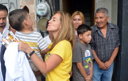 Conservando la imagen de las campañas tradicionales donde el candidato llega a las colonias en su vehículo de campaña, a pedir el voto de los ciudadanos en un ambiente de banderolas del PAN y PRD, Ana Miriam Ferraez llegó hasta la calle de Pípila cargada de playeras, gorras, pulseras y demás promocionales para ganar simpatías de los votantes.  
