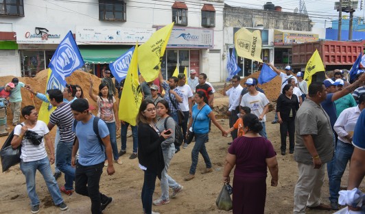 Los paleros (los que llevan los palos con las banderolas). 