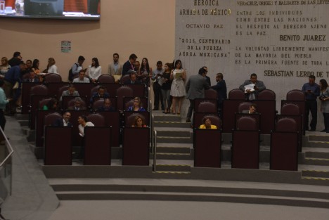 La diputada Eva Cadena no se presentó a la sesión y presentó una justificación para su ausencia, con lo cual evitará que se llame al suplente al reunir tres faltas consecutivas. Por su parte, sin videoescándalos varios diputados más también se ausentan de las sesiones... para eso pidieron el voto de sus representados, ahora no representados.