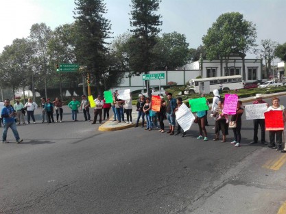Habitantes del Fraccionamiento  INFONAVIT Primavera en el Municipio de Emiliano Zapata bloquearon esta mañana las avenidas 20 de Noviembre y Lázaro Cárdenas en protesta por las malas obras que el INFONAVIT realiz en este fraccionamiento, la falta de agua es uno de los principales problemas que enfrentan .