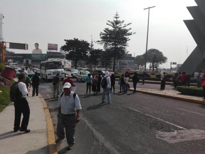 Habitantes del Fraccionamiento  INFONAVIT Primavera en el Municipio de Emiliano Zapata bloquearon esta mañana las avenidas 20 de Noviembre y Lázaro Cárdenas en protesta por las malas obras que el INFONAVIT realiz en este fraccionamiento, la falta de agua es uno de los principales problemas que enfrentan . 
