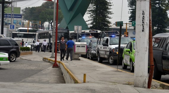 Luego de que habitantes del fraccionamiento Ciudad Primavera de Emiliano Zapata, se manifestaran cerrando la avenida 20 de Noviembre, llegó un camión con policías antimotines, elementos de la SSP y Tránsito, al lugar, para evitar que cerraran nuevamente las avenidas.
