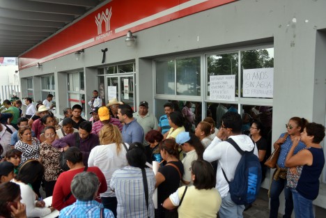 Posteriormente dialogaron con personal de Gobierno y dijeron que permanecerían en las oficinas hasta por la tarde, cuando se reunirían con personal de esa dependencia.