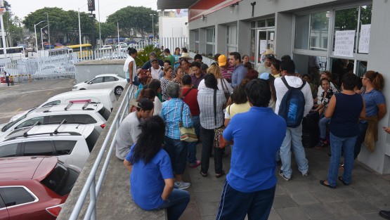 Posteriormente dialogaron con personal de Gobierno y dijeron que permanecerían en las oficinas hasta por la tarde, cuando se reunirían con personal de esa dependencia. 