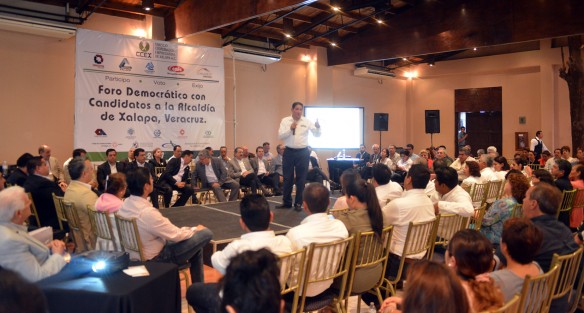 Al igual que los otros candidatos a la alcaldía de Xalapa, Alejandro Montano, abanderado del PRI, participó en el Foro Democrático organizado por el Consejo Coordinador Empresarial. 