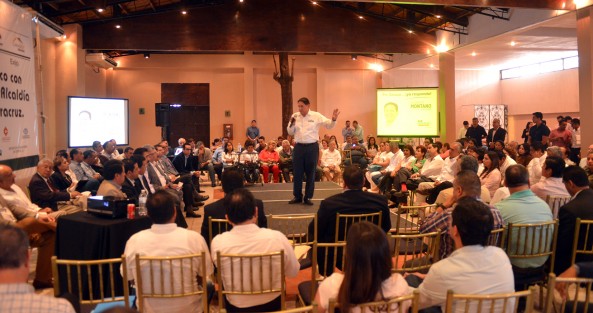 Al igual que los otros candidatos a la alcaldía de Xalapa, Alejandro Montano, abanderado del PRI, participó en el Foro Democrático organizado por el Consejo Coordinador Empresarial. 