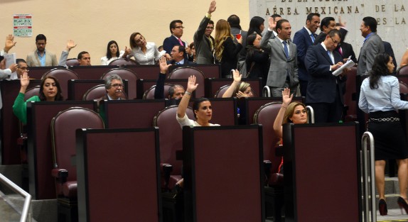 La Comisión Permanente de Hacienda Municipal, presentó un paquete de solicitudes en las que a los ayuntamientos que ya se van en unos meses, les autorizan contratar créditos millonarios, para pagar deudas y obras públicas. A Boca del Río le autorizaron un crédito por hasta 100 mdp; Altotonga casi  14mdp; y Huatusco 12 mdp entre otros.