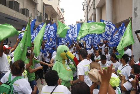 Militantes y simpatizantes del PAN y del Partido Verde Ecologísta de México  del municipio de Medellín, acompañaron a sus candidatos a la alcaldía, Leopoldo Deschamps y Marcos Isleño respectivamente, al debate que sostuvieron en una radiodifusora en la ciudad de Veracruz juntos a los candidatos de otros partidos políticos.