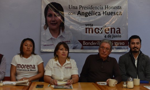 Angélica Huesca, candidata a la alcaldía de Banderilla por MORENA,  denunció que su propaganda ha sido vandalizada por  simpatizantes del  candidato de PAN- PRD,  a quien también acusó de repartir todo tipo de objetos promocionales como gorras, playeras, pulseras y lonas, por lo que piden la intervención del OPLE.
