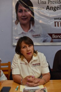 Angélica Huesca, candidata a la alcaldía de Banderilla por MORENA,  denunció que su propaganda ha sido vandalizada por  simpatizantes del  candidato de PAN- PRD,  a quien también acusó de repartir todo tipo de objetos promocionales como gorras, playeras, pulseras y lonas, por lo que piden la intervención del OPLE.
