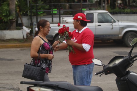 Algunos candidatos, como Fidel Kuri, aprovecharon el festejo del Día de las Madres para regalar rosas en los cruceros del centro histórico de la ciudad de Veracruz. 