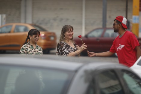  Las personas empleadas para esta tarea entregaban el obsequio acompañada de la frase <em>Felicidades, un presente de parte del candidato Fidel Kuri Grajales, El Rey Tiburón</em>. 