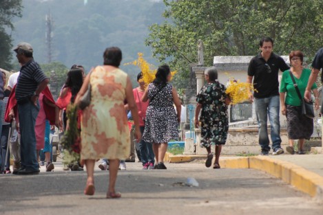 Pese a ser día laborable para la mayoría de las personas, los panteones reciben una mediana afluencia de visitantes en el Día de las Madres. 