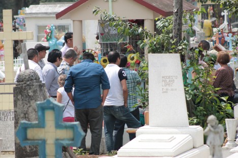 Con visitantes solitarios o en grupos numerosos, quienes ya no gozan de la dicha de poder abrazar a sus mamás, con flores, cantos y oraciones recuerdan a esos grandes amores, incondicionales, que nunca se van aunque se haya ido su cuerpo. 
