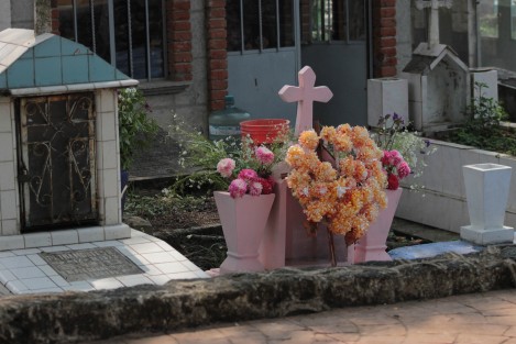 Con visitantes solitarios o en grupos numerosos, quienes ya no gozan de la dicha de poder abrazar a sus mamás, con flores, cantos y oraciones recuerdan a esos grandes amores, incondicionales, que nunca se van aunque se haya ido su cuerpo.  