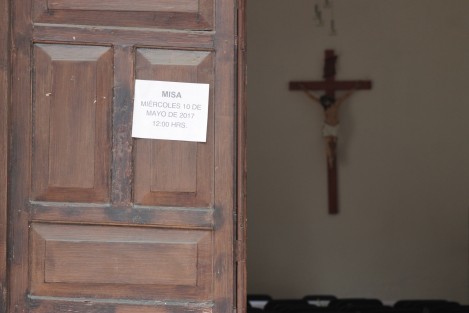 Con visitantes solitarios o en grupos numerosos, quienes ya no gozan de la dicha de poder abrazar a sus mamás, con flores, cantos y oraciones recuerdan a esos grandes amores, incondicionales, que nunca se van aunque se haya ido su cuerpo. 