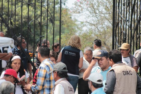 Personal de la subdirección de Comercio del Ayuntamiento de Xalapa, supervisa en los panteones de la ciudad que los vendedores no hagan su desmadre. 