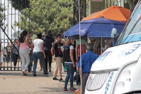 Personal de la subdirección de Comercio del Ayuntamiento de Xalapa, supervisa en los panteones de la ciudad que los vendedores no hagan su desmadre. 