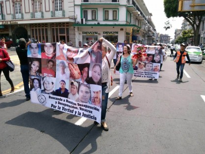 Madres de familia de diversos colectivos realizan marcha en protesta por la desaparición forzada de sus hijos. 