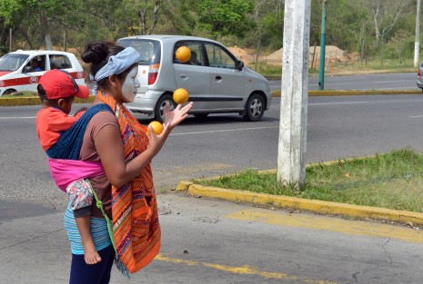 María y Carmen son dos jóvenes de 20 y 25 años, quienes vienen de Chiapas y que por azares del destino ya son madres a su corta edad. Este día no tuvieron mucho que  festejar ya que tuvieron que buscar la forma de ganar algo para comer algo este día. 
