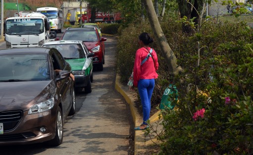 María y Carmen son dos jóvenes de 20 y 25 años, quienes vienen de Chiapas y que por azares del destino ya son madres a su corta edad. Este día no tuvieron mucho que  festejar ya que tuvieron que buscar la forma de ganar algo para comer algo este día. 
 