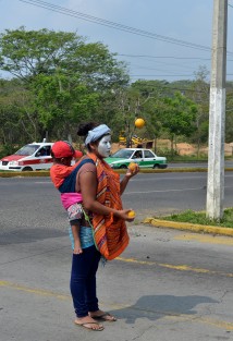 María y Carmen son dos jóvenes de 20 y 25 años, quienes vienen de Chiapas y que por azares del destino ya son madres a su corta edad. Este día no tuvieron mucho que festejar ya que tuvieron que buscar la forma de ganar algo para comer algo este día. 