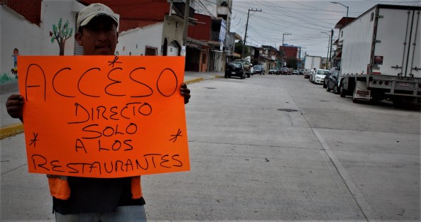 El poder de las mamás es grande, tan grande  como  para abrir el paso en la calle Pípila, cerrada por obras, para que puedan llegar los vehículos hasta los restaurantes de la zona.  