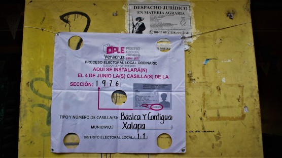 Ya se están colocando las mantas para señalar la ubicación de las  casillas, para que los ciudadanos ubiquen dónde deberán acudir a emitir su voto el próximo 4 de junio.