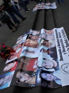 Madres de familia de diversos colectivos realizan marcha en protesta por la desaparición forzada de sus hijos. 