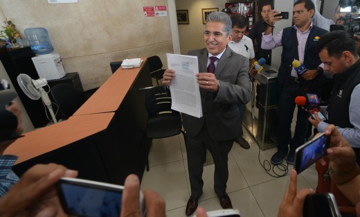 La Contraloría General del Estado presentó una denuncia ante la Fiscalía General del Estado por la desviación de alrededor de 80 millones de pesos de la Oficialía Mayor de la Secretaría de Educación de Veracruz, en el periodo de febrero a julio de 2016.