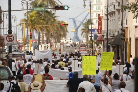 Madres de familia que integran la busqueda de sus hijos desaparecidos a través del colectivo Solecito Veracruzano, realizaron una marcha este Día de las Madres para recordarle a las autoridades que no hay nada que celebrar pues aún no se ha logrado identificar a la totalidad de los cádaveres localizados en fosas clandestinas.