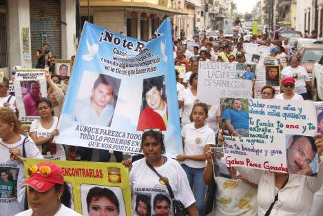 Madres de familia que integran la busqueda de sus hijos desaparecidos a través del colectivo Solecito Veracruzano, realizaron una marcha este Día de las Madres para recordarle a las autoridades que no hay nada que celebrar pues aún no se ha logrado identificar a la totalidad de los cádaveres localizados en fosas clandestinas.