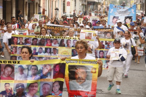 Madres de familia que integran la busqueda de sus hijos desaparecidos a través del colectivo Solecito Veracruzano, realizaron una marcha este Día de las Madres para recordarle a las autoridades que no hay nada que celebrar pues aún no se ha logrado identificar a la totalidad de los cádaveres localizados en fosas clandestinas.