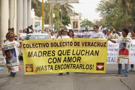 Madres de familia que integran la busqueda de sus hijos desaparecidos a través del colectivo Solecito Veracruzano, realizaron una marcha este Día de las Madres para recordarle a las autoridades que no hay nada que celebrar pues aún no se ha logrado identificar a la totalidad de los cádaveres localizados en fosas clandestinas.