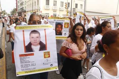 Madres de familia que integran la busqueda de sus hijos desaparecidos a través del colectivo Solecito Veracruzano, realizaron una marcha este Día de las Madres para recordarle a las autoridades que no hay nada que celebrar pues aún no se ha logrado identificar a la totalidad de los cádaveres localizados en fosas clandestinas.