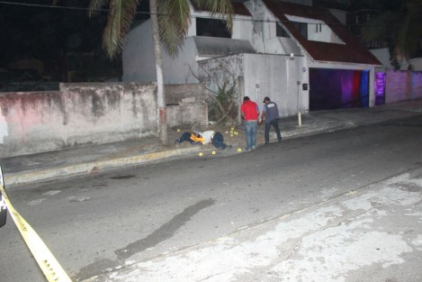 Los cuerpos sin vida de cinco hombres de entre los 20 a 25 años, los cuales presentaban impactos de bala, fueron hallados en colonias de Veracruz y Boca del Río; además tenían mensajes que los señalaban de supuesto asaltantes.