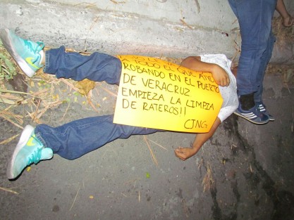 Los cuerpos sin vida de cinco hombres de entre los 20 a 25 años, los cuales presentaban impactos de bala, fueron hallados en colonias de Veracruz y Boca del Río; además tenían mensajes que los señalaban de supuesto asaltantes.
