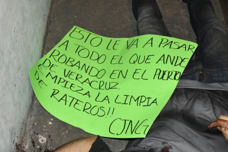 Los cuerpos sin vida de cinco hombres de entre los 20 a 25 años, los cuales presentaban impactos de bala, fueron hallados en colonias de Veracruz y Boca del Río; además tenían mensajes que los señalaban de supuesto asaltantes. 