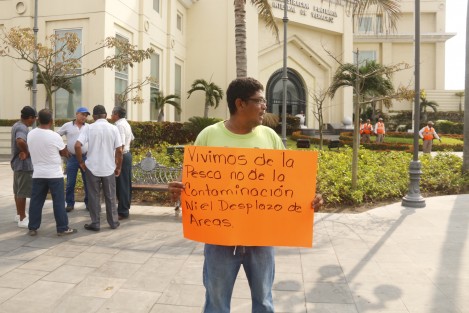Pescadores del muncipio de Boca del Río, se manifestaron en la explanada de APIVER para exigir la conclusión de los trabajos de construcción de un laboratorio larvario de mojarras que podría beneficiar a cerca de 500 pescadores.