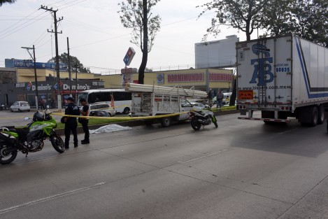 Un hombre de aproximadamente 60 años fue atropellado por una camioneta en la avenida Lázaro Cárdenas, a la altura de la colonia Rafael Lucio la mañana de este jueves por una camioneta.  